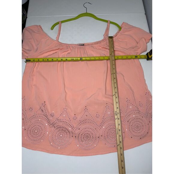 Torrid Peach Challis Eyelet Border Cold Shoulder Casual Top Womans Size 2X - Picture 9 of 11